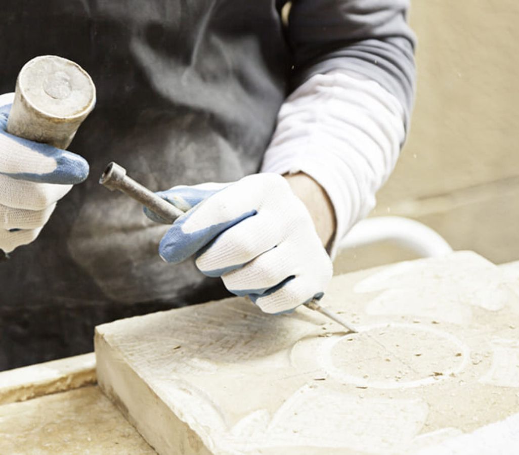 Steinmetz bei der Arbeit